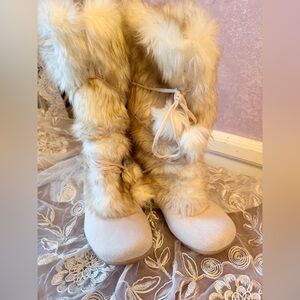 De Blossom Collection SZ 9 Cream Faux Fur Boots
